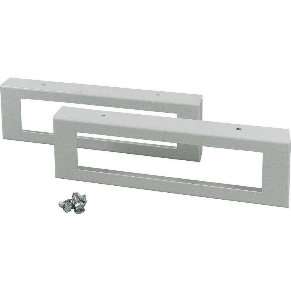 Zwei rechteckige Metallhalterungen horizontal positioniert, mit drei Schrauben darunter platziert.
