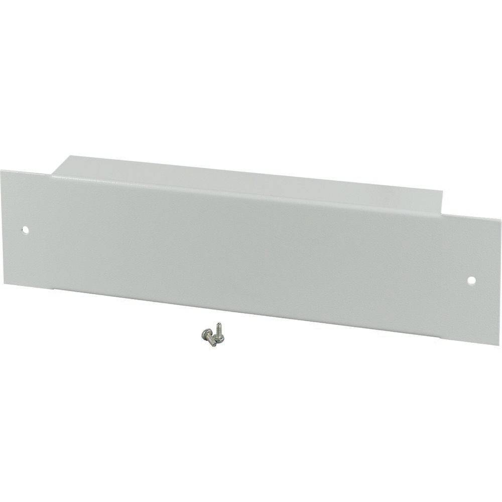 Ein grauer Metallpanel in rechteckiger Form mit Löchern zur Befestigung, begleitet von zwei Schrauben, wahrscheinlich zum Sichern oder Abdecken verwendet.