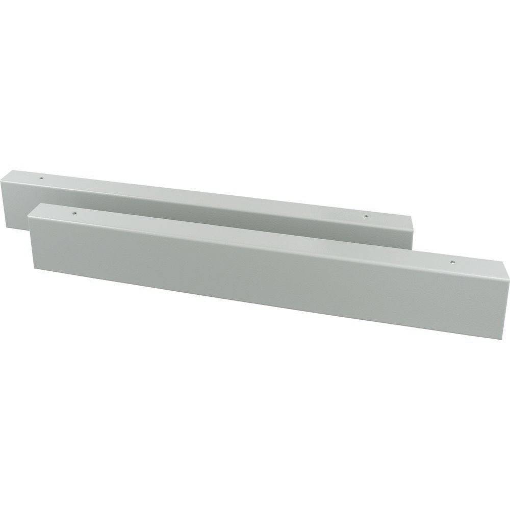 Zwei graue rechteckige Metallhalterungen, parallel auf einem weißen Hintergrund platziert, zum Abstützen oder Befestigen von Objekten.