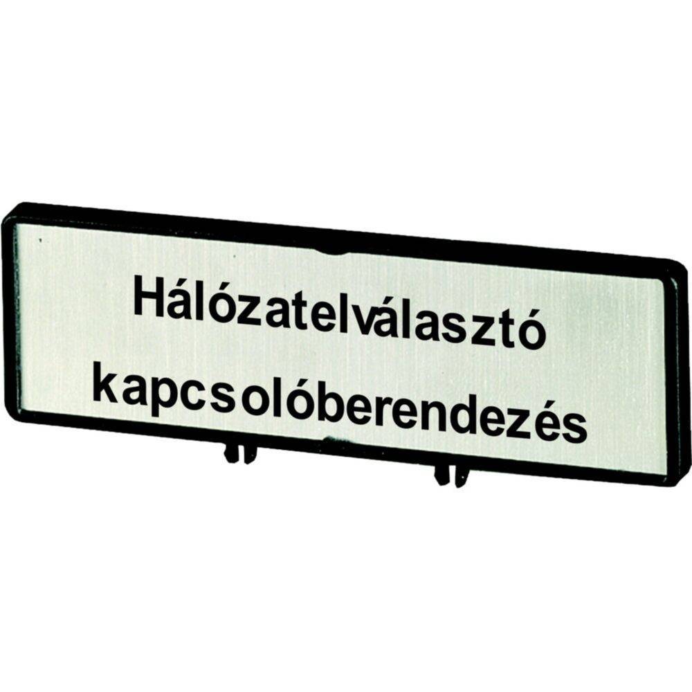 Ein rechteckiges Metallschild mit dem ungarischen Text 