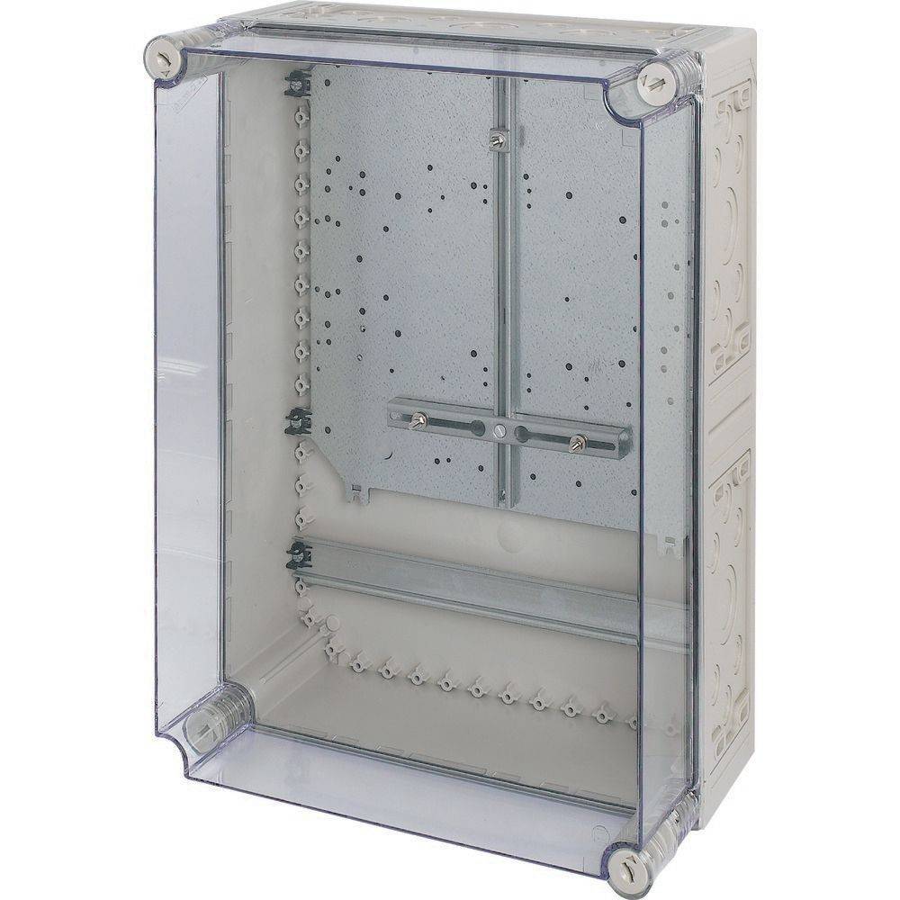 Transparente Elektrogehäuse mit einer Metallrückwand und sichtbaren Befestigungsbügeln. Es ist offen und leer, konzipiert für den Schutz von Schaltkreisen.