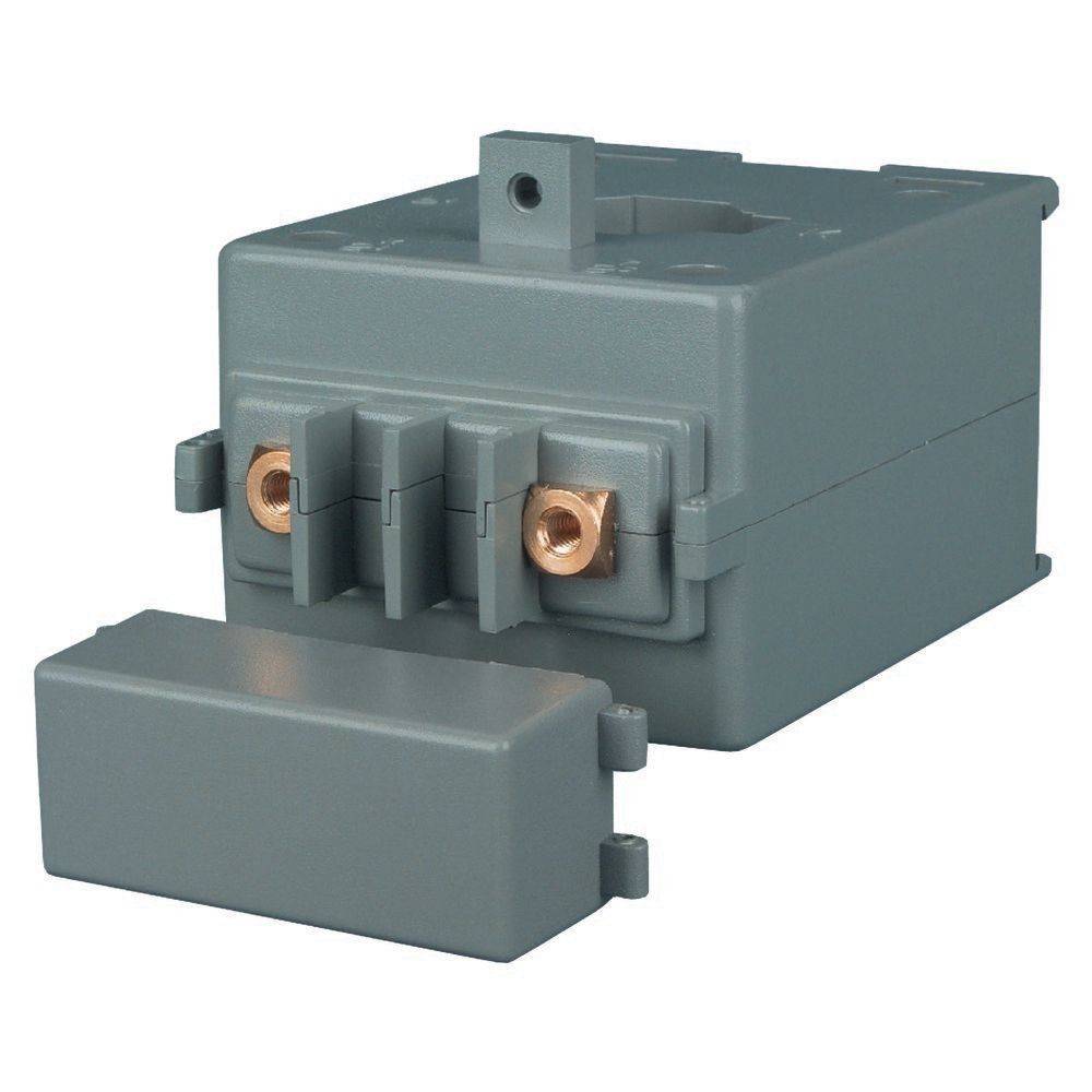 Eine graue Verteilerdose mit Kupferkontakten, konzipiert für elektrische Verbindungen. Ein abnehmbarer Deckel ist in der Nähe zu sehen.
