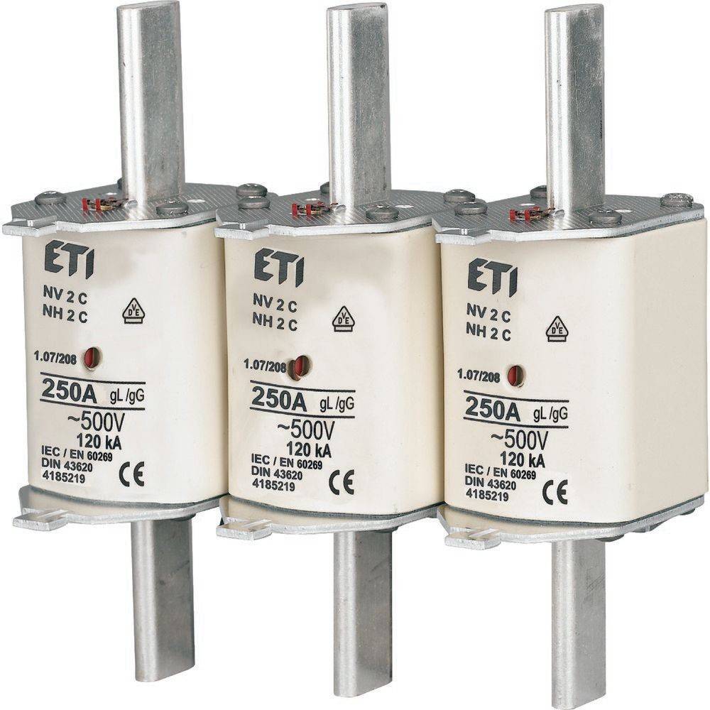 Drei miteinander verbundene elektrische Sicherungen, die jeweils mit '250A - 500V' beschriftet sind, sind in einer Reihe mit vertikal ausgestreckten Metallverbindern angeordnet.