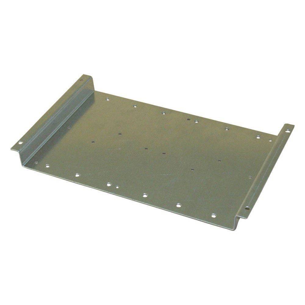 Eine flache Metallbefestigungshalterung mit mehreren vorgestanzten Löchern, die zum Anbringen oder Befestigen von Ausrüstung verwendet wird.