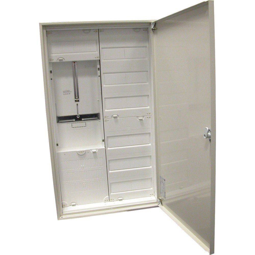 Ein offener elektrischer Verteilerschrank mit mehreren leeren Steckplätzen und einem Abteil für Sicherungsautomaten. Die Tür ist rechts angescharniert.