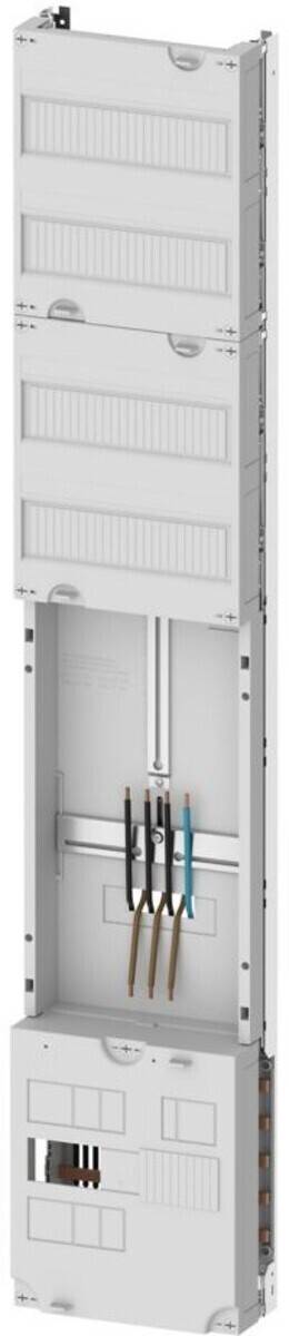 Elektrische Verteilerdose mit sichtbaren Kabeln und Anschlüssen, die einen elektrischen Installations- oder Reparaturkontext nahelegen.