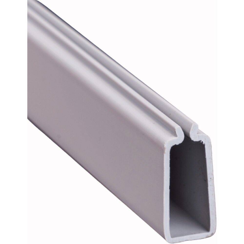 Eine Nahaufnahme eines grauen Metallkanals, die seinen U-förmigen Querschnitt mit glatten Kanten und einer reflektierenden Oberfläche zeigt.