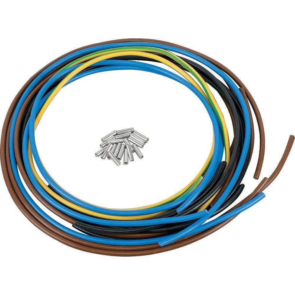 Verschiedenfarbige elektrische Kabel und Verbinder, die zu einem Kreis angeordnet sind und für Verkabelungs- und Installationsaufgaben verwendet werden.