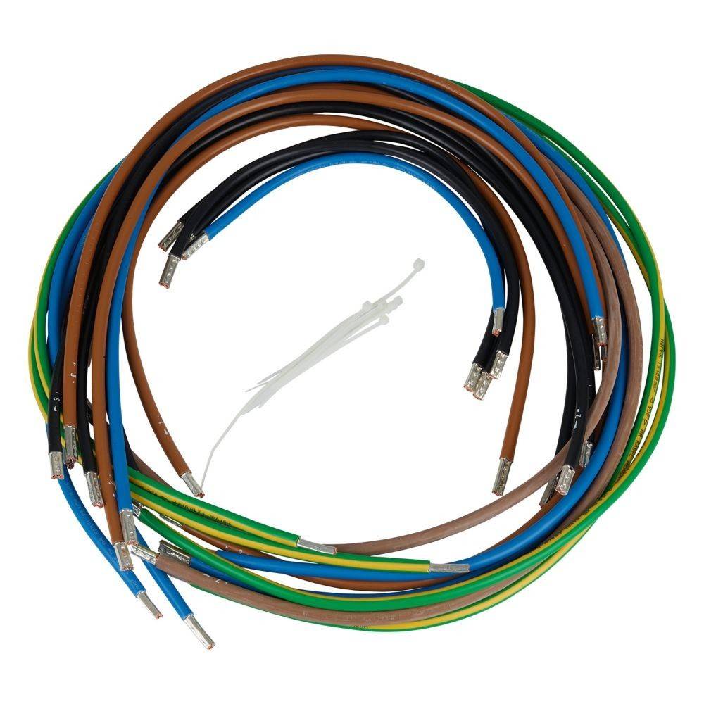 Ein aufgewickeltes Bündel mehrfarbiger Elektrokabel mit Metalltüllen, darunter braune, blaue, grüne, gelbe und schwarze Kabel, sowie eine weiße Kabelbinder.