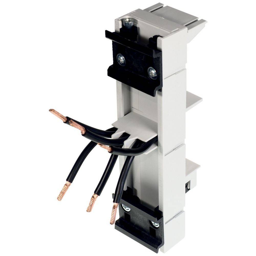 Ein elektrischer Terminalblock mit schwarzen Drähten, bei denen die Kupferstränge an den Enden sichtbar sind, wird zum sicheren Verbinden elektrischer Schaltkreise verwendet.