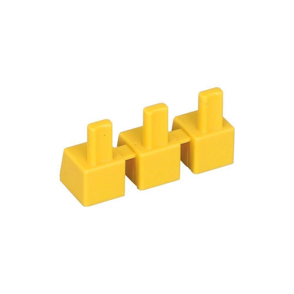 Ein gelber Plastikspielzeugbausteinchen mit drei aufrechten Stiften, der einem Konstruktionsbaustein ähnelt, der vor einem schlichten weißen Hintergrund platziert ist.