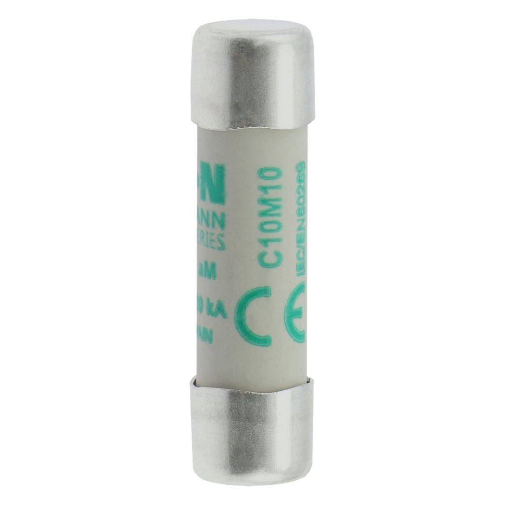 Eine kleine zylindrische elektrische Sicherung mit metallischen Enden und weißem Körper, gekennzeichnet mit 'C10M10' und CE-Konformitätslogo.