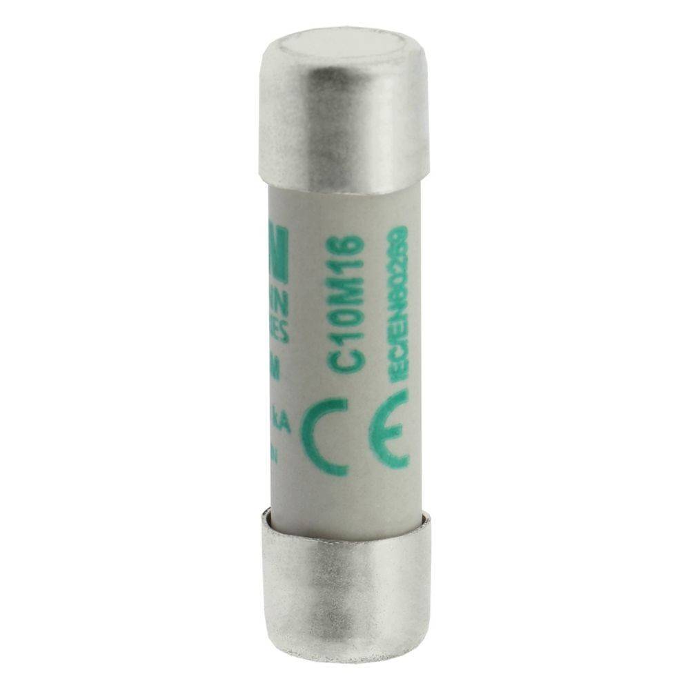 Eine zylindrische elektrische Sicherung mit Metallkappen an beiden Enden, markiert mit 'C10M16' und Sicherheitszertifizierungen, die auf dem Gehäuse gedruckt sind.