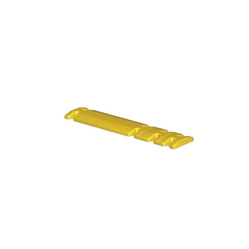 Eine gelbe Plastikklammer mit gerifften Enden, die dazu dient, Tüten zu sichern oder zu verschließen, ist vor einem schlichten weißen Hintergrund zentriert.