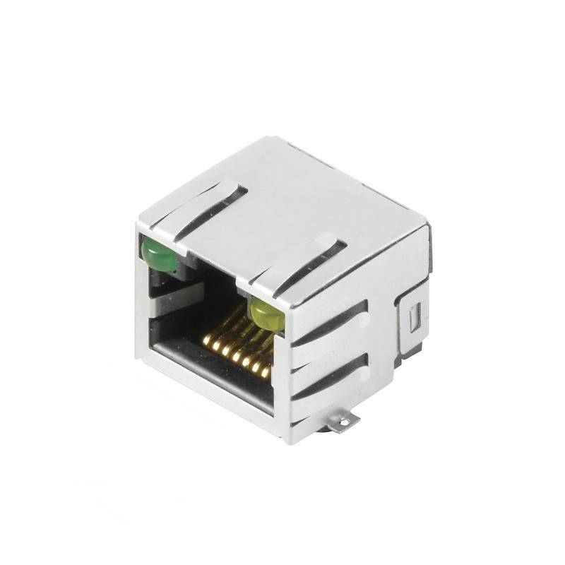 Eine Nahaufnahme eines metallischen Ethernet-Anschlusses mit sichtbaren goldenen Kontakten und zwei LED-Indikatoren, einem grünen und einem gelben, auf weißem Hintergrund.