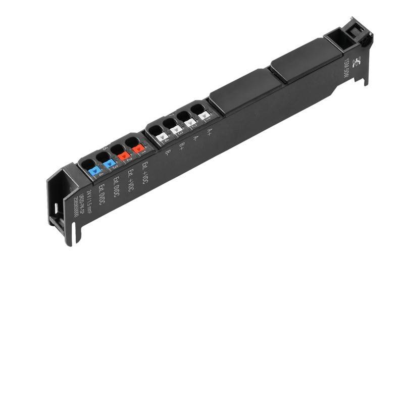 Ein schwarzes elektronisches Modul mit in Rot, Blau und Schwarz beschrifteten Anschlüssen, möglicherweise zum Anschließen von Drähten. Das Modul ist kompakt und rechteckig.
