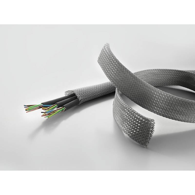 Ein grauer geflochtener Kabelschlauch umhüllt teilweise mehrere farbige Kabel und demonstriert Lösungen für Kabelmanagement und -schutz.