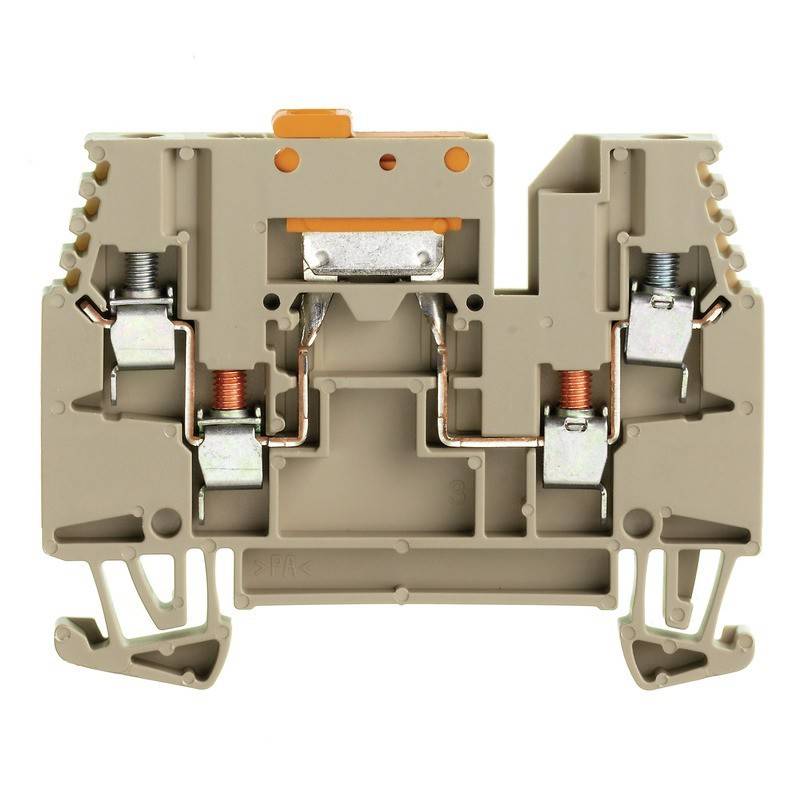 Ein beiger, zweistufiger Klemmenblock mit sichtbaren Schrauben und Metallverbindern zum Befestigen und Verbinden von elektrischen Leitern.