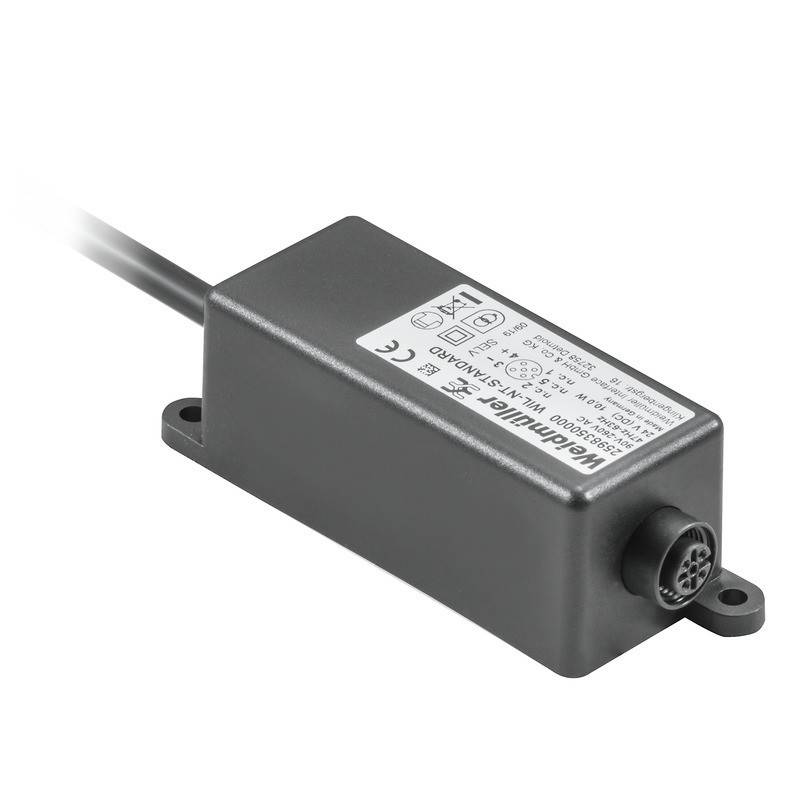Ein rechteckiges schwarzes elektronisches Gerät mit Kabel und Ausgangsanschluss, versehen mit Etiketten mit technischen Spezifikationen und Konformitätssymbolen.