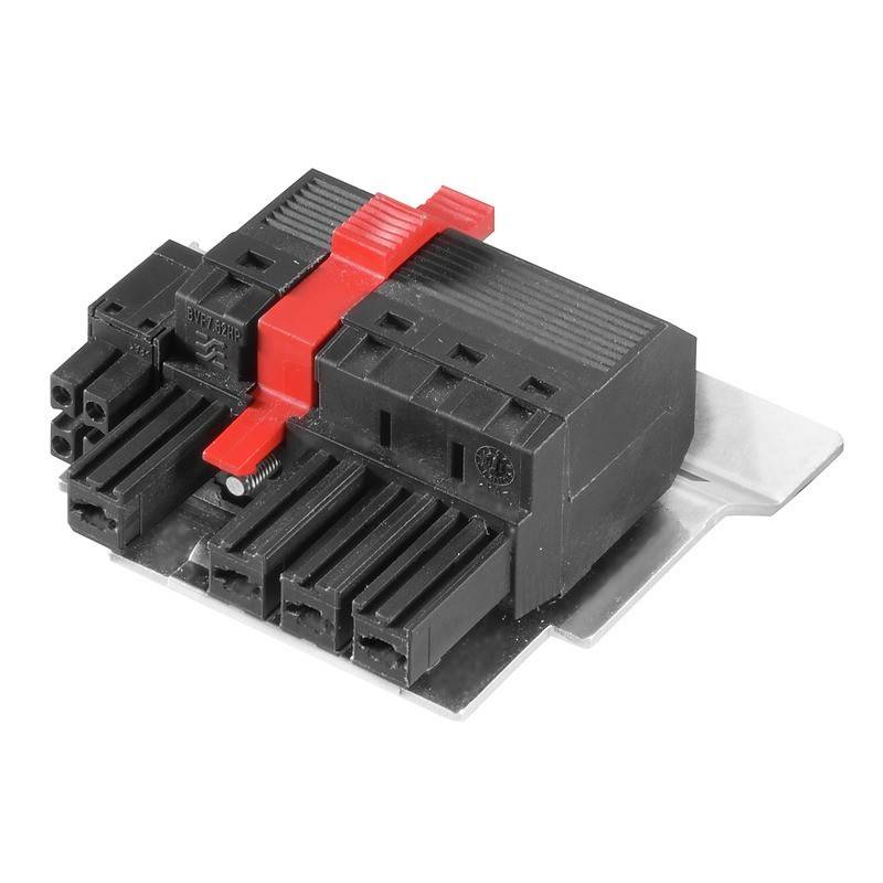 Ein schwarzer und roter elektrischer Steckverbinder mit mehreren Anschlüssen, der auf einer Metallbasis montiert ist.