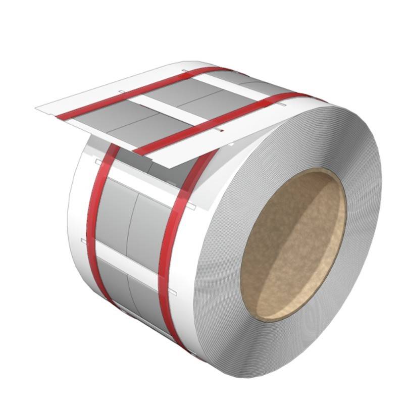 Eine Rolle aus Aluminiumblech entrollt sich und zeigt ihre reflektierende Oberfläche. Rote Streifen säumen die Bleche und kennzeichnen Unterteilungen oder Abschnitte.