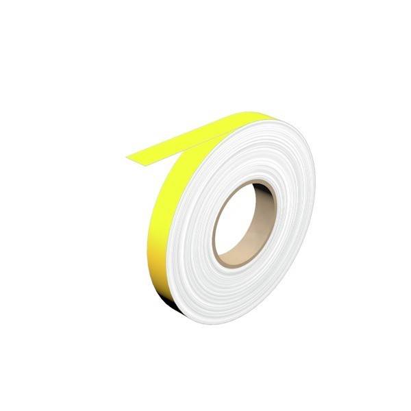 Eine Rolle gelbes Klebeband mit weißem Trägerpapier, teilweise abgerollt, vor weißem Hintergrund isoliert.