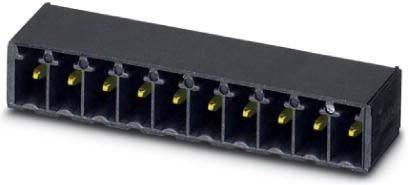 Eine Reihe schwarzer elektrischer Anschlüsse mit gelben Innenelementen, die zum Verbinden elektrischer Schaltkreise in einem Gerät oder System verwendet werden.