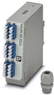 Ein graues elektrisches Gerät mit der Bezeichnung 'FDX 20 Serie' mit mehreren blauen und weißen Anschlüssen an zwei Seiten, das für Glasfaserverbindungen verwendet wird.