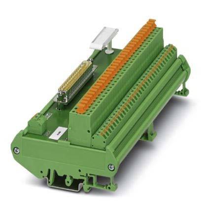 Ein grüner Klemmenblock mit mehreren Anschlusspunkten und einem orangefarbenen Segment, der für elektrische Verkabelung in industriellen Umgebungen verwendet wird.
