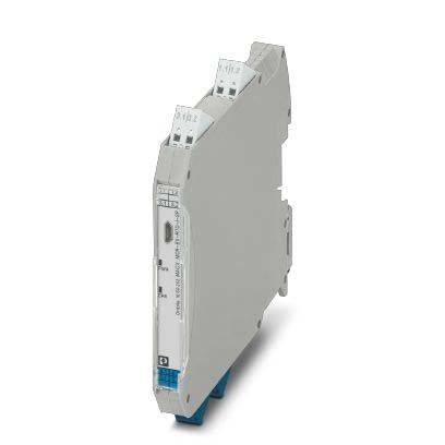 Ein Foto eines schlanken, grauen elektronischen Moduls, das vertikal steht, mit Beschriftungen und Anschlüssen, die am oberen Rand sichtbar sind, und das für industrielle Anwendungen konzipiert ist.