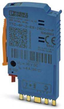 Eine Nahaufnahme einer blauen elektronischen Komponente mit einem QR-Code und verschiedenen Etiketten, einschließlich technischer Spezifikationen und Zertifizierungszeichen.