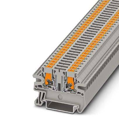 Eine Nahaufnahme eines grauen und orangefarbenen Klemmenblocks mit mehreren Anschlusspunkten, der in industriellen Umgebungen für elektrische Verkabelung verwendet wird.