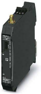 Ein schwarzes elektronisches Modul mit mehreren Anschlüssen und beschrifteten Texten, wahrscheinlich Teil eines industriellen Automatisierungssystems oder einer elektrischen Einrichtung.