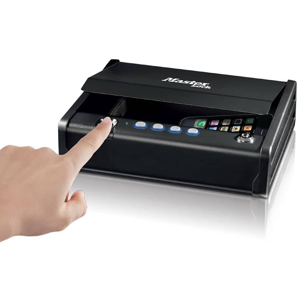 Hand drückt einen Fingerabdruckscanner auf einen schwarzen Master Lock elektronischen Tresor mit beleuchteten Steuertasten und Tastatur.