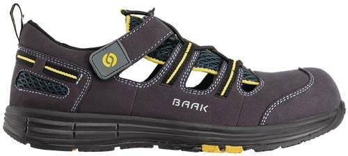 Eine Nahaufnahme eines schwarzen und gelben Sportschuhs mit dem Markennamen 'BAAK' an der Seite, ausgestattet mit einem atmungsaktiven Meshdesign.