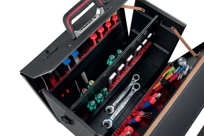 Eine Werkzeugkiste, gefüllt mit verschiedenen Werkzeugen, darunter Schraubendreher und Schraubenschlüssel, sorgfältig in Fächern angeordnet für einfachen Zugriff.