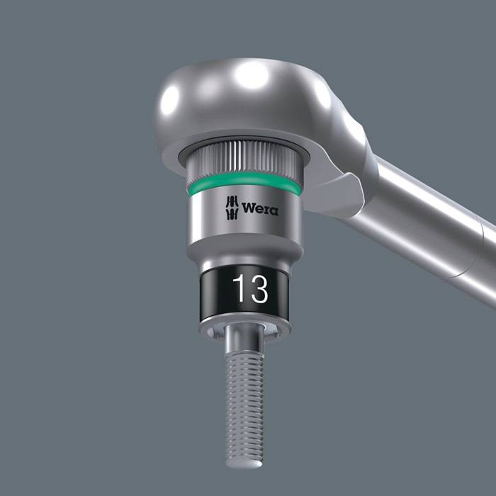 Ein Schraubenschlüssel aus Metall mit dem 'Wera'-Logo zieht eine Schraube fest und zeigt eine Größenmarkierung von '13'. Der Hintergrund ist schlicht grau.