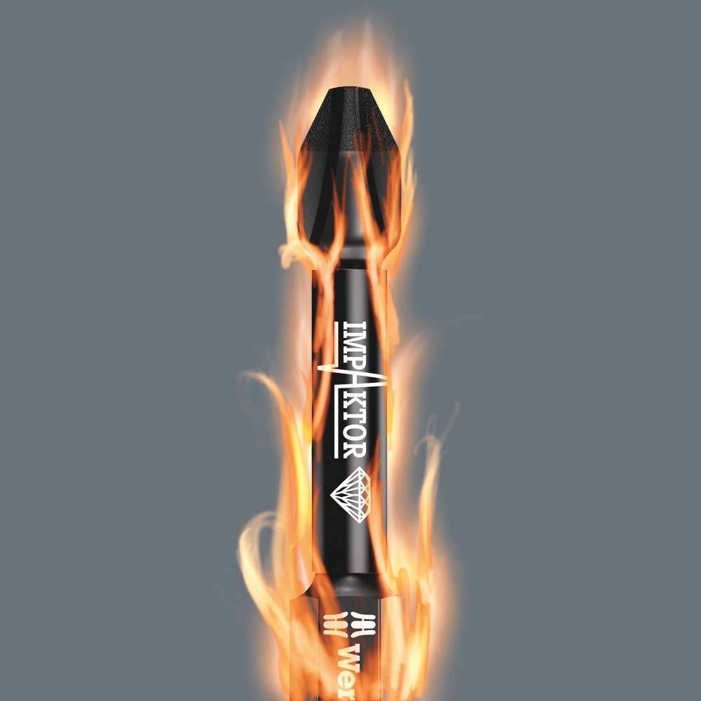 Ein schwarzer Metallbohrer mit weißem 'IMPAXTOR'-Logo und Diamantsymbol, der von Flammen umhüllt ist, vor einem grauen Hintergrund.