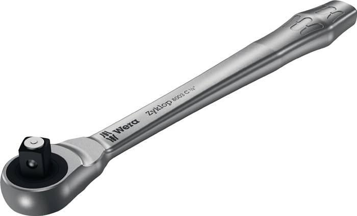 Ein silberner Schraubenschlüssel mit dem Aufdruck 'Wera Zyklop 8000 C 1/2', einem abgewinkelten Griff und einem robusten Design für mechanische Anwendungen.