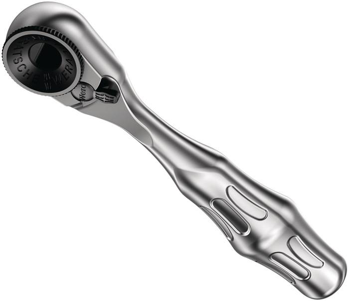 Ein schlanker, metallischer Ratschenschlüssel mit einem ergonomischen Griff und polierter Oberfläche, entwickelt für einen sicheren Griff und effiziente Drehmomentübertragung.