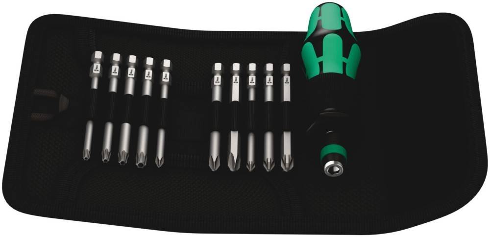 Ein Werkzeugset mit einem grün-schwarzen Schraubendreher und auswechselbaren Bits, verschiedene Typen und Größen, ordentlich auf einem schwarzen Halter angeordnet.