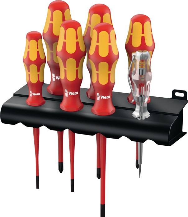 Ein Satz von acht roten und gelben Schraubenziehern unterschiedlicher Größen wird in einem schwarzen Wandhalter präsentiert.