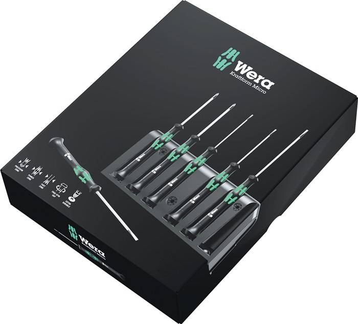 Schachtel mit sechs Wera Schlitzschraubenziehern, mit schwarzen und grünen Griffen, in einem Schaumstoffhalter präsentiert vor einem schwarzen Hintergrund.