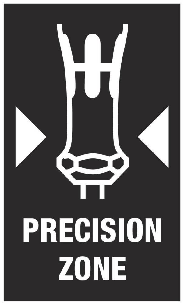 Ein stilisiertes Bild eines Fußballschuhs, flankiert von zwei Pfeilen, mit dem Wort ‚PRÄZISION' darunter, betont die Genauigkeit im Spiel.