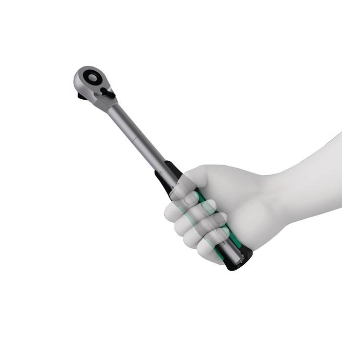 Eine Hand, die einen Ratschenschlüssel hält, der nach oben geneigt ist, mit einem metallischen Kopf und einem grünen Griff, was eine Fokussierung auf Werkzeuge und Mechanik andeutet.