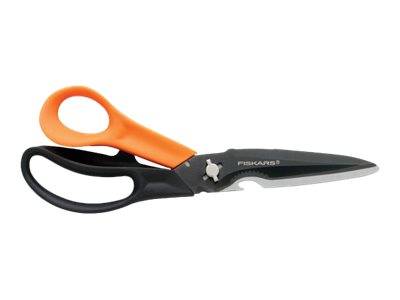 Ein Paar Fiskars-Scheren mit orange-schwarzen Griffen, geschlossen auf weißem Hintergrund dargestellt.