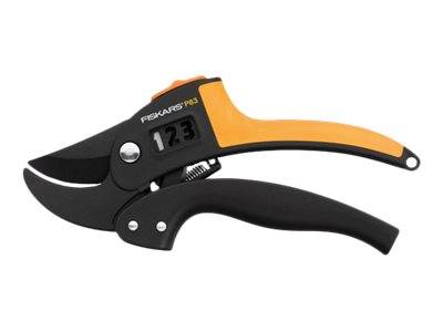 Astschere mit schwarzen Klingen und orangefarbenem Griff, mit Verriegelungsmechanismus und Kennzeichnung „17,3