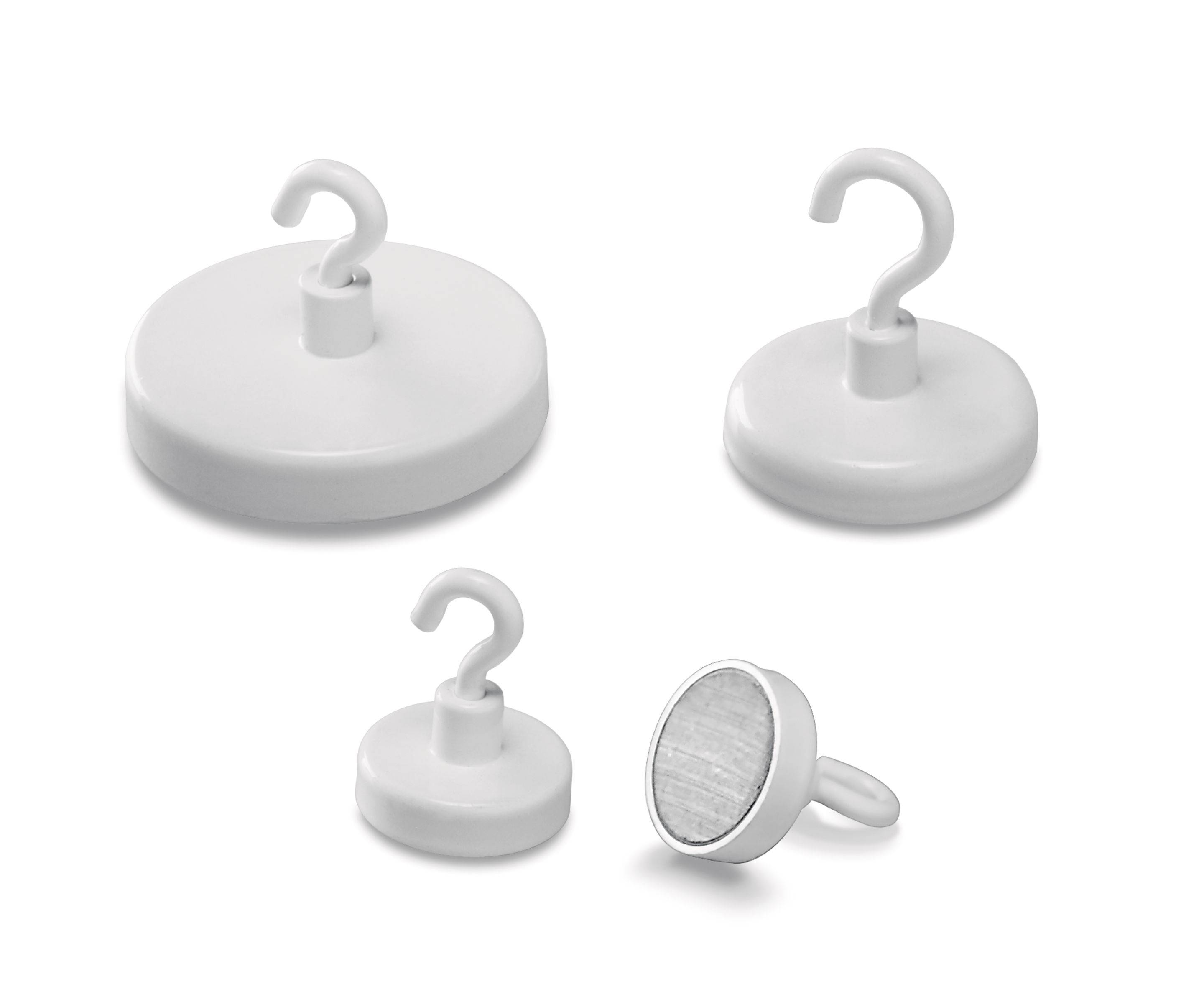 Vier magnetische Haken mit weißen Basen und gebogenen Haken, aus verschiedenen Winkeln gezeigt, um ihre Struktur und Vielseitigkeit zu demonstrieren.