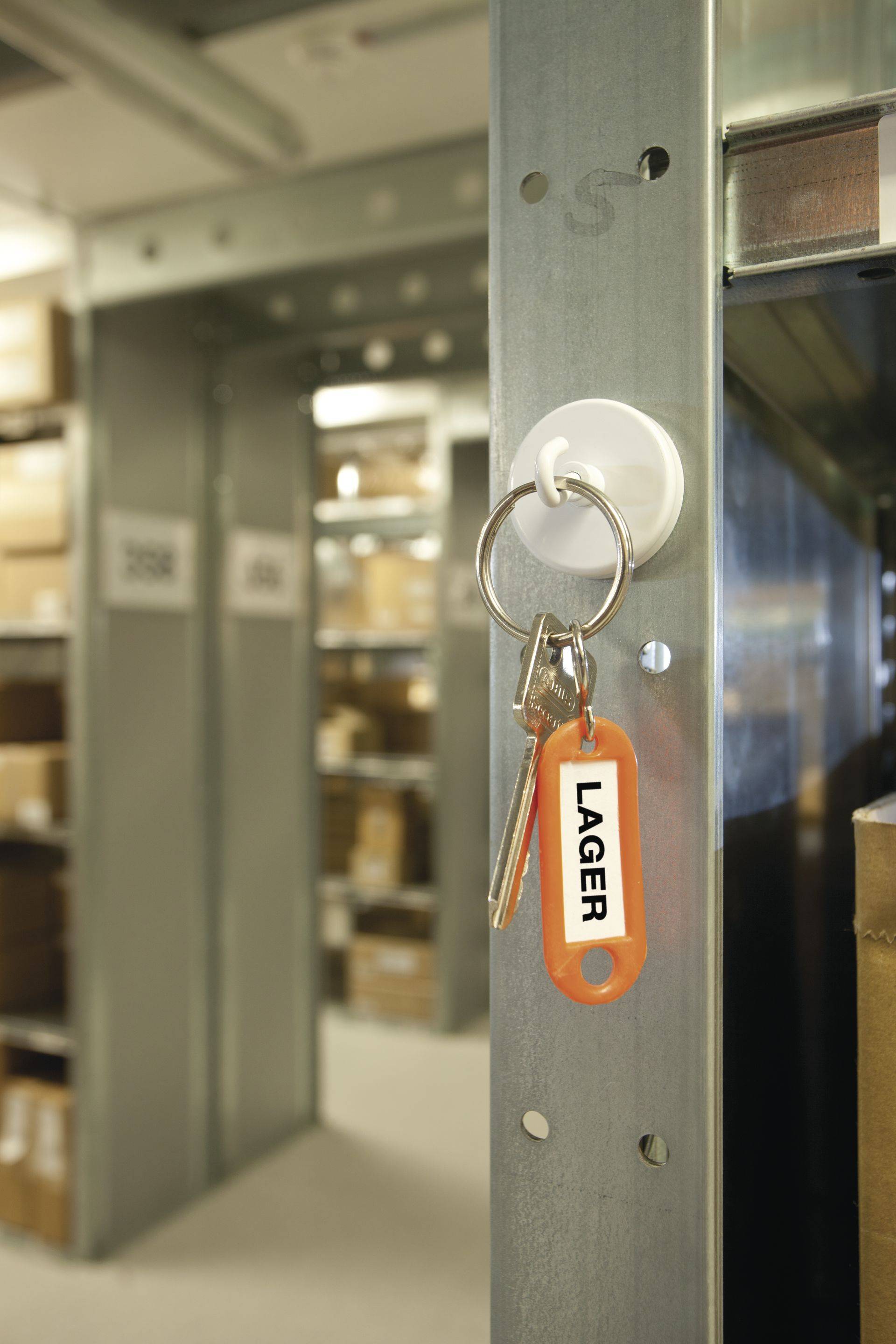 Ein Schlüsselanhänger mit einem orangefarbenen Plastikanhänger, auf dem 