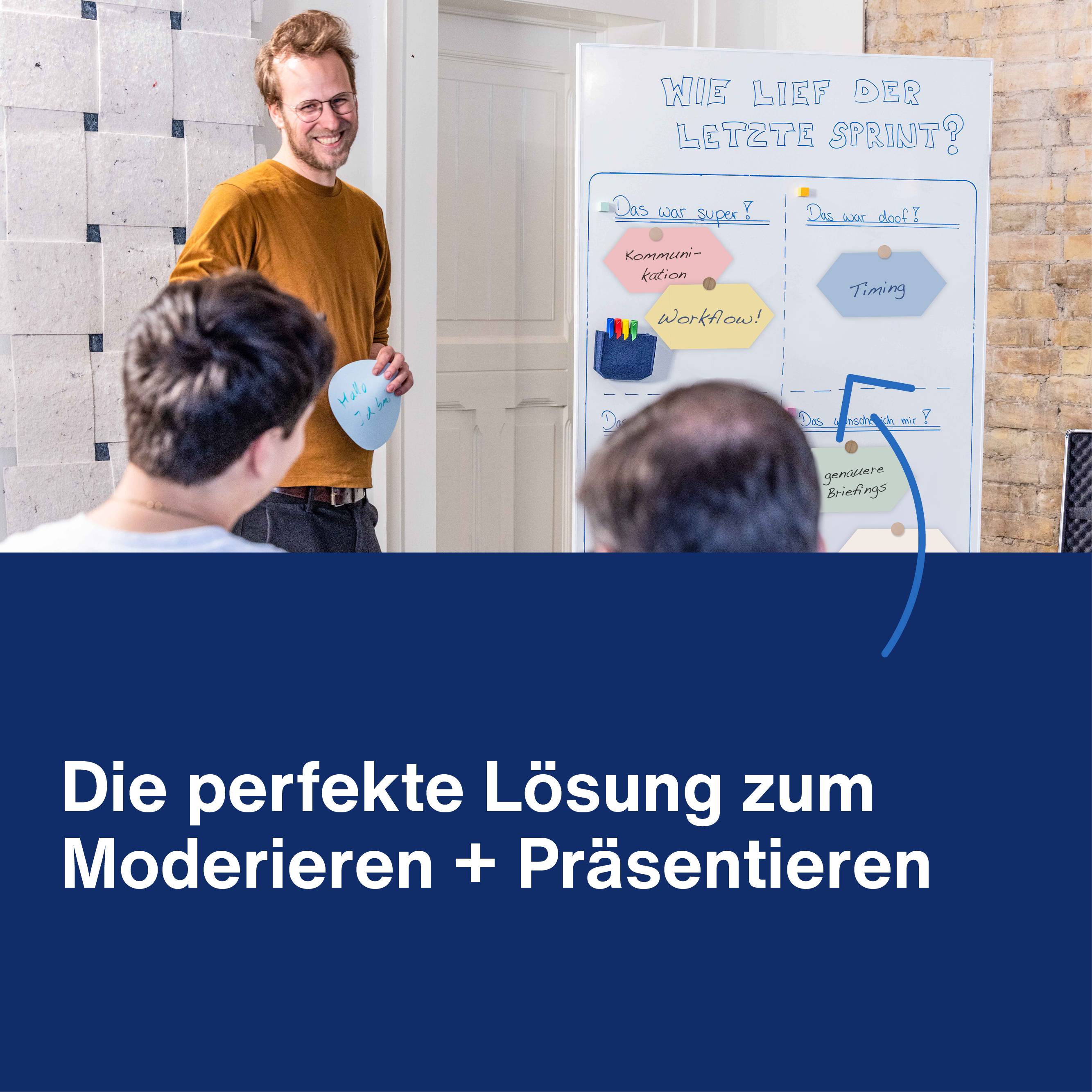 Eine Person steht neben einem Whiteboard-Diagramm mit zwei anderen, die sitzen. Text im Bild: 'Die perfekte Lösung zum Moderieren + Präsentieren'.